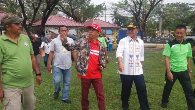 Bupati Konsel Buka Porseni Serta Resmikan Kios Pedagang di Ranomeeto
