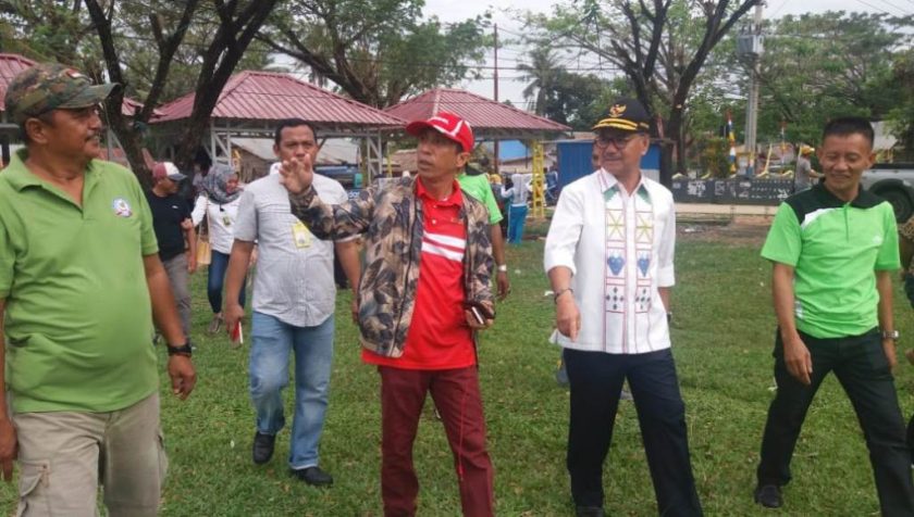 Bupati Konsel Buka Porseni Serta Resmikan Kios Pedagang di Ranomeeto