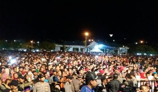 Ribuan warga Sultra menyemut di area konser live Fildan Rahayu di lokasi Eks MTQ Sultra. FOTO ; INT