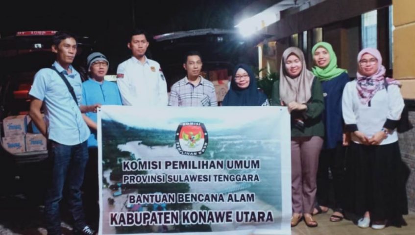 Jajaran KPU Sultra Salurkan Bantuan Korban Banjir