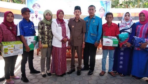 ﻿Wali Kota Baubau Bantu Warga Tarafu Alat Kecantikan