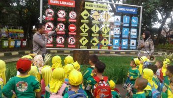 Putra-Putri KB Al-Azhar Belajar Baik dan Bijak Berlalu Lintas