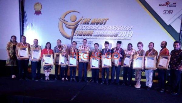 Wali Kota Baubau Raih Awards Figur Terbaik 2019 di Bali﻿