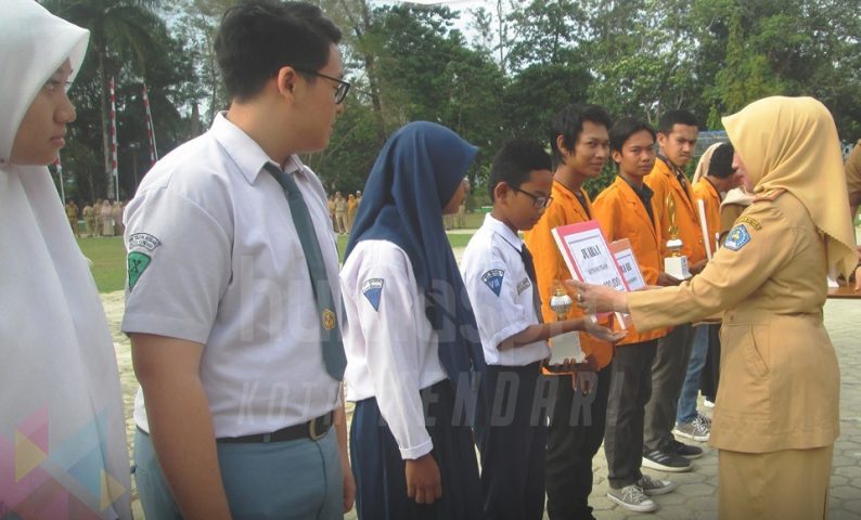 Stasiun Pengisian HP Tenaga Matahari Menangi Lomba Teknologi Tepat Guna