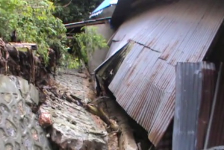 Rumah warga yang terimpa longsor di kampung salo ini membutuhkan bantuan alat berat untuk mengevakuasi material tanah. FOTO : FT