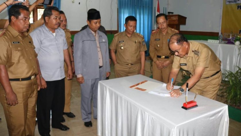 Bupati Konsel Tandatangani Perbup Penanganan Konflik Sosial