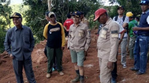 Bupati Konsel Tinjau Pekerjaan Jalan Serahkan Ratusan e-KTP Warga Laonti