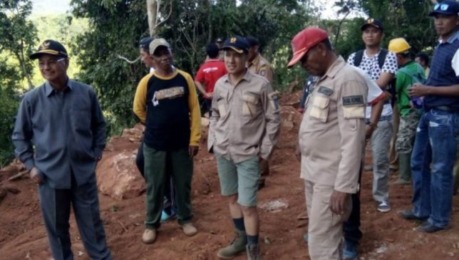 Bupati Konsel Tinjau Pekerjaan Jalan Serahkan Ratusan e-KTP Warga Laonti