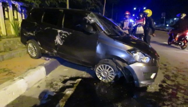 Diduga Mabuk, Seorang Pengemudi di Kolaka Tabrak Troktoar