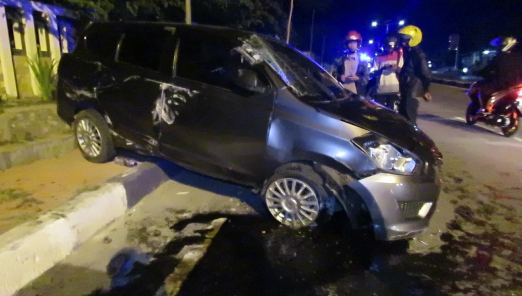 Diduga Mabuk, Seorang Pengemudi di Kolaka Tabrak Troktoar