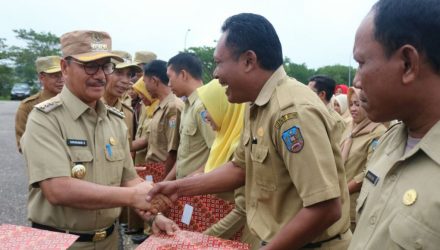 Bupati Konsel Serahkan 142 SK Guru Non PNS Lulusan Sistem CAT