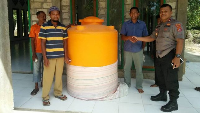 Polsek Bonegunu Serahkan Bantuan Tower Air di Masjid Desa Taatombuli