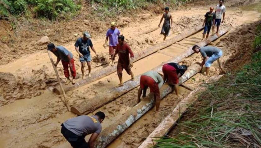 Viral, Jajaran Polsek Bonegunu Perbaiki Jalan Rusak Poros Maligano-Ronta