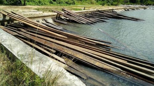 Warga Keluhkan Dermaga Rusak Akibat Bongkar Muat Kayu