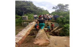 Warga Desa Marga Karya Bangun Jembatan Darurat