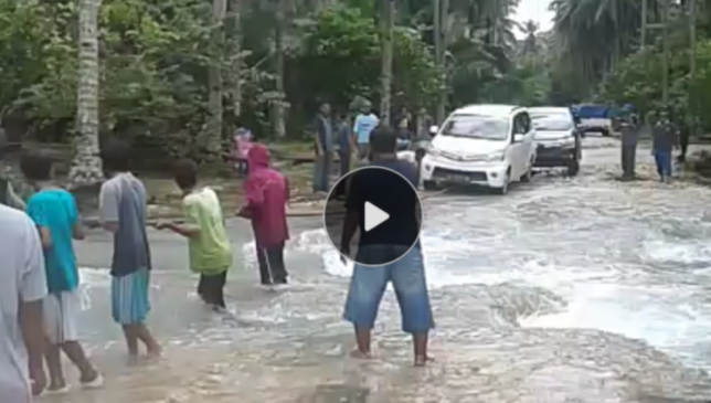 Sopir Angkot dari Butur, Rute Ereke-Labuan Nekat Terobos Arus