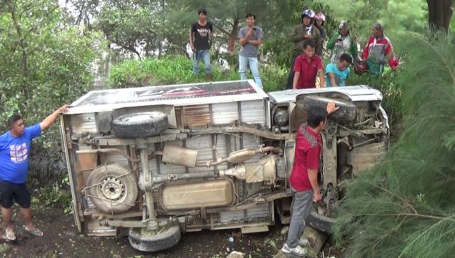 Mobil Box Perusahaan Rokok di Kolaka Terbalik, Sopir dan Karnet Terluka