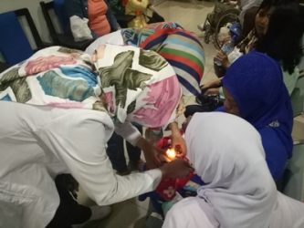 dokter ahli mata di RS dr Sardjito saat melakukan Deteksi Dini Glaukoma Sebelum Alami Buta Permanen. FOTO : NADHIR