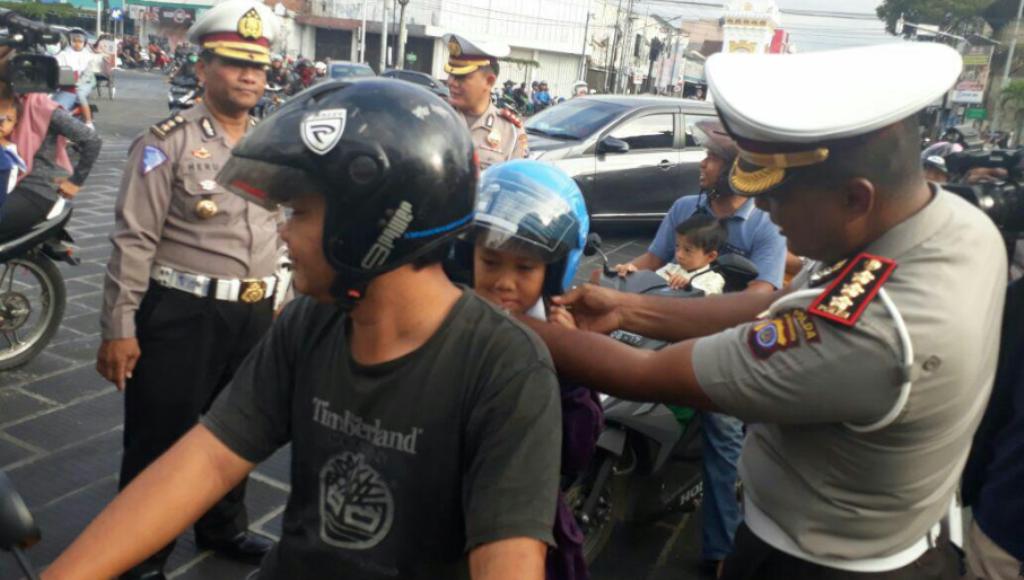 Mengemudi Motor Bawa Anak, Dapat Helm Gratis