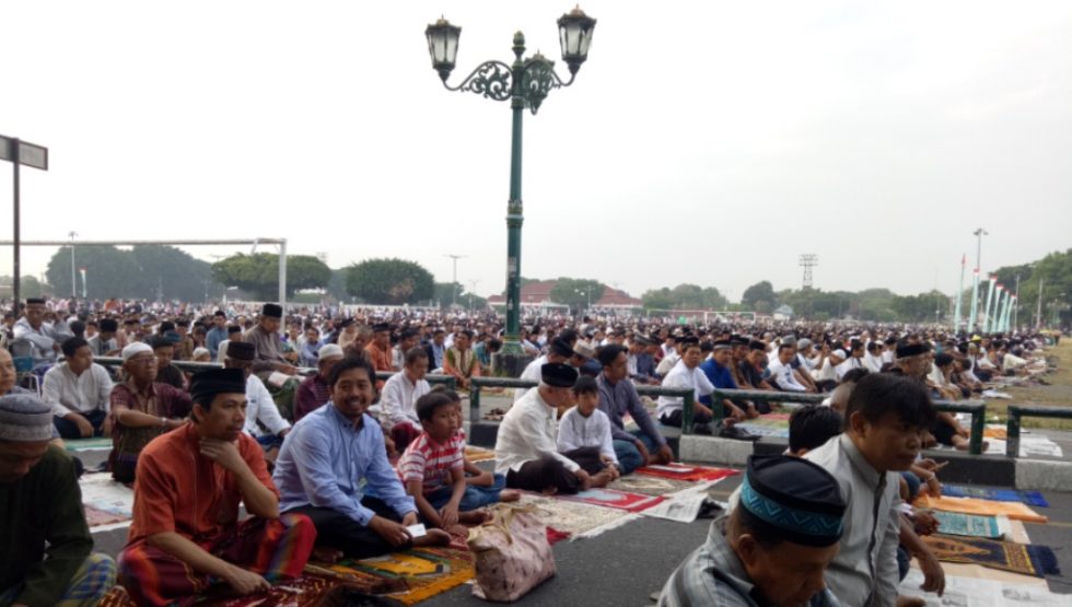 Puluhan Ribu Masyarakat Muslim Yogyakarta Gelar Sholat Ied di Altar