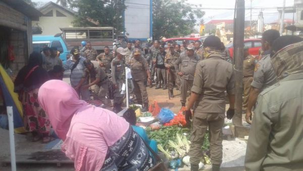 ﻿Pol PP Tertibkan Pedangan Liar Pasar Andonuhu