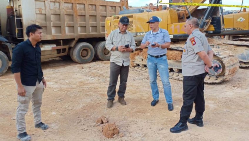 Diduga Illegal Mining, Polda Sultra Police Line 117 Alat Berat Milik PT. OSS Sebanyak 117 unit alat berat milik PT. Obsidian Stainless Steel (OSS) di police line oleh Polda Sulawesi Tenggara (Sultra) akibat dugaan illegal mining, Jumat (28/6/2019). Hal itu diungkapkan Kabid Humas Polda Sultra, AKBP. Harry Goldenhart.Sik dalam rilisnya. Dia merinci, alat berat tersebut terdiri, 81 unit Dump Truck, 33 Excavator, 2 Loader, 1 Buldoser dengan total : 117 alat berat. Illegal mining atau Penambangan ilegal adalah kegiatan penambangan yang dilakukan tanpa izin negara, khususnya tanpa adanya hak atas tanah, izin penambangan, dan izin eksplorasi atau transportasi mineral. (Illegal mining is mining activity that is undertaken without state permission, in particular in absence of land rights, mining licenses, and exploration or mineral transportation permits). Harry Goldenhart menegaskan, penindakan itu dilakukan Direktorat Kriminal Khusus (Ditkrimsus) Polda Sulawesi Tenggara (Sultra) didampingi tim Bareskrim Polri. &ldquo;Diduga pelaku kegiatan penambangan tanah urug (Urugan) tanpa Izin Usaha Pertambangan (IUP) dan Izin pinjam pakai kawasan hutan (IPPKH)&rdquo;sebutnya. Kronologis penindakan, kata Harry Goldenhart menerangkan, pada Jumat 28 Juni 2019 sekitar pukul 10.30 wita, tim penyidik Tndak Pidana Tertentu (Tipidter), Krimsus Polda Sultra bersama Tipidter Bareskrim Polri telah menemukan kegiatan penggalian tanah urug di TKP pada lokasi kawasan hutan produksi tanpa IPPKH. &ldquo;Ini melanggar pasal 89 ayat (2) huruf a, b UU No.18 tahun 2013 tentang pencegahan dan pemberantasan perusakan hutan (UU Kehutanan), dan belum memiliki IUP melanggar pasal 158 UU nomor 4 tahun 2009 tentang pertambangan minerba,&rdquo;jelas Harry Goldenhart. Atas penindakan tersebut, Polda Sultra rencananya akan berkoordinasi dengan ahli terkait penambang tanah urug. Kemudian Gelar perkara, membuat laporan dan proses sidik. Akibat perbuatan illegal mining tersebut, pelaku terancam pidana penjara paling singkat 3 tahun dan paling lama 15 tahun serta pidana denda paling sedikit 1,5 M dan paling banyak 10 M. Tindak pidana bidang kehutanan adalah, perbuatan melanggar ketentuan Undang Undang Nomor. 41 Tahun 1999 tentang Kehutanan atau Undang Undang Nomor 18 Tahun 2013 tentang Pencegahan dan Pemberantasan Perusakan Hutan (P3H) dengan ancaman sanksi pidana bagi barang siapa yang secara melawan hukum melanggarnya. Sedangkan, pasal 158 UU nomor 4 tahun 2009 tentang pertambangan minerba berbunyi, setiap orang yang melakukan usaha penambangan tanpa IUP, IPR atau IUPK sebagaimana dimaksud dalam Pasal 371, Pasal 40 ayat (3) 2, Pasal 483, Pasal 67 ayat (1) 4, Pasal 74 ayat (1) atau ayat (5) 5 dipidana dengan pidana, penjara paling lama 10 (sepuluh) tahun dan denda paling banyak Rp10.000.000.000,00 (sepuluh miliar rupiah). Hingga berita ini ditayangkan, pihak PT OSS yang dikonfirmasi wartawan via Whatsapp belum memberikan jawaban. Tentang Tanah Urug (Urugan) Urugan tanah adalah suatu jenis pekerjaan yang bertujuan untuk memindahkan tanah (padas, merah atau semi padas) dari satu tempat lokasi (sumber pengambilan tanah) ke tempat lokasi lain yang diinginkan sebanyak yang dibutuhkan. Agar tercapai bentuk dan ketinggian tanah yang diinginkan, antara lain sektor pertanian (sawah, ladang dan perkebunan), infrastruktur pembangunan (Pondasi bangunan) dan kerajinan (Gerabah, tembikar, pot, genteng dan batu bata).Dengan memakai acuan perhitungan ritase atau pun M3 1.Tanah Merah Laterit atau tanah merah adalah jenis tanah tidak subur yang tadinya subur dan kaya akan unsur hara, tetapi unsur hara tersebut hilang karena larut dibawa oleh air hujan yang tinggi. Laterit merupakan tanah yang kaya akan seskuioksida dan telah mengalami pelapukan yang lanjut. Tanah mineral ini miskin akan mineral-mineral dan mudah lapuk serta kandungan mineral resisten sangat tinggi. Penyebaran tanah ini di Indonesia diperkirakan 8.085 juta Ha yang tersebar di Sumatra, Kalimantan, Sulawesi, Papua, dan Jawa. Karena tanah ini merupakan tanah mineral yang kaya akan seskuioksida, maka tanah ini mempunyai muatan positif dan didominasi oleh liat aktivasi rendah. 2.Tanah Padas Tanah Padas merupakan salah satu dari jenis tanah yang amat padat dikarenakan mineral di dalamnya dikeluarkan oleh air yang terdapat di lapisan tanah atasnya, sehingga kandungan tanah telah hilang dan sisanya terdiri dari lapukan batuan induk. Kandungan organik tanah ini rendah bahkan hampir tidak ada dan peka terhadap erosi. T I M