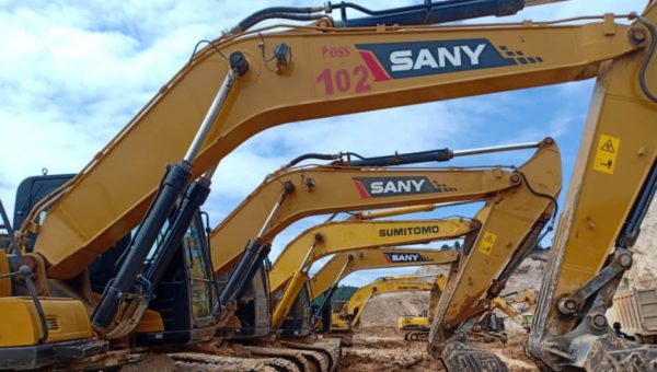 Diduga Illegal Mining, Polda Sultra Police Line 117 Alat Berat Milik PT. OSS Sebanyak 117 unit alat berat milik PT. Obsidian Stainless Steel (OSS) di police line oleh Polda Sulawesi Tenggara (Sultra) akibat dugaan illegal mining, Jumat (28/6/2019). Hal itu diungkapkan Kabid Humas Polda Sultra, AKBP. Harry Goldenhart.Sik dalam rilisnya. Dia merinci, alat berat tersebut terdiri, 81 unit Dump Truck, 33 Excavator, 2 Loader, 1 Buldoser dengan total : 117 alat berat. Illegal mining atau Penambangan ilegal adalah kegiatan penambangan yang dilakukan tanpa izin negara, khususnya tanpa adanya hak atas tanah, izin penambangan, dan izin eksplorasi atau transportasi mineral. (Illegal mining is mining activity that is undertaken without state permission, in particular in absence of land rights, mining licenses, and exploration or mineral transportation permits). Harry Goldenhart menegaskan, penindakan itu dilakukan Direktorat Kriminal Khusus (Ditkrimsus) Polda Sulawesi Tenggara (Sultra) didampingi tim Bareskrim Polri. &ldquo;Diduga pelaku kegiatan penambangan tanah urug (Urugan) tanpa Izin Usaha Pertambangan (IUP) dan Izin pinjam pakai kawasan hutan (IPPKH)&rdquo;sebutnya. Kronologis penindakan, kata Harry Goldenhart menerangkan, pada Jumat 28 Juni 2019 sekitar pukul 10.30 wita, tim penyidik Tndak Pidana Tertentu (Tipidter), Krimsus Polda Sultra bersama Tipidter Bareskrim Polri telah menemukan kegiatan penggalian tanah urug di TKP pada lokasi kawasan hutan produksi tanpa IPPKH. &ldquo;Ini melanggar pasal 89 ayat (2) huruf a, b UU No.18 tahun 2013 tentang pencegahan dan pemberantasan perusakan hutan (UU Kehutanan), dan belum memiliki IUP melanggar pasal 158 UU nomor 4 tahun 2009 tentang pertambangan minerba,&rdquo;jelas Harry Goldenhart. Atas penindakan tersebut, Polda Sultra rencananya akan berkoordinasi dengan ahli terkait penambang tanah urug. Kemudian Gelar perkara, membuat laporan dan proses sidik. Akibat perbuatan illegal mining tersebut, pelaku terancam pidana penjara paling singkat 3 tahun dan paling lama 15 tahun serta pidana denda paling sedikit 1,5 M dan paling banyak 10 M. Tindak pidana bidang kehutanan adalah, perbuatan melanggar ketentuan Undang Undang Nomor. 41 Tahun 1999 tentang Kehutanan atau Undang Undang Nomor 18 Tahun 2013 tentang Pencegahan dan Pemberantasan Perusakan Hutan (P3H) dengan ancaman sanksi pidana bagi barang siapa yang secara melawan hukum melanggarnya. Sedangkan, pasal 158 UU nomor 4 tahun 2009 tentang pertambangan minerba berbunyi, setiap orang yang melakukan usaha penambangan tanpa IUP, IPR atau IUPK sebagaimana dimaksud dalam Pasal 371, Pasal 40 ayat (3) 2, Pasal 483, Pasal 67 ayat (1) 4, Pasal 74 ayat (1) atau ayat (5) 5 dipidana dengan pidana, penjara paling lama 10 (sepuluh) tahun dan denda paling banyak Rp10.000.000.000,00 (sepuluh miliar rupiah). Hingga berita ini ditayangkan, pihak PT OSS yang dikonfirmasi wartawan via Whatsapp belum memberikan jawaban. Tentang Tanah Urug (Urugan) Urugan tanah adalah suatu jenis pekerjaan yang bertujuan untuk memindahkan tanah (padas, merah atau semi padas) dari satu tempat lokasi (sumber pengambilan tanah) ke tempat lokasi lain yang diinginkan sebanyak yang dibutuhkan. Agar tercapai bentuk dan ketinggian tanah yang diinginkan, antara lain sektor pertanian (sawah, ladang dan perkebunan), infrastruktur pembangunan (Pondasi bangunan) dan kerajinan (Gerabah, tembikar, pot, genteng dan batu bata).Dengan memakai acuan perhitungan ritase atau pun M3 1.Tanah Merah Laterit atau tanah merah adalah jenis tanah tidak subur yang tadinya subur dan kaya akan unsur hara, tetapi unsur hara tersebut hilang karena larut dibawa oleh air hujan yang tinggi. Laterit merupakan tanah yang kaya akan seskuioksida dan telah mengalami pelapukan yang lanjut. Tanah mineral ini miskin akan mineral-mineral dan mudah lapuk serta kandungan mineral resisten sangat tinggi. Penyebaran tanah ini di Indonesia diperkirakan 8.085 juta Ha yang tersebar di Sumatra, Kalimantan, Sulawesi, Papua, dan Jawa. Karena tanah ini merupakan tanah mineral yang kaya akan seskuioksida, maka tanah ini mempunyai muatan positif dan didominasi oleh liat aktivasi rendah. 2.Tanah Padas Tanah Padas merupakan salah satu dari jenis tanah yang amat padat dikarenakan mineral di dalamnya dikeluarkan oleh air yang terdapat di lapisan tanah atasnya, sehingga kandungan tanah telah hilang dan sisanya terdiri dari lapukan batuan induk. Kandungan organik tanah ini rendah bahkan hampir tidak ada dan peka terhadap erosi. T I M