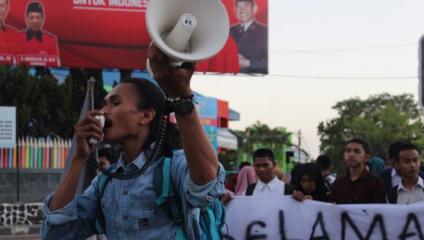 Mahsiswa Fakultas Kehutanan UHO Peringati Hari Ozon dengan Bagi-Bagi Bibit Pohon