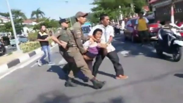 Seorang Ibu di Kolaka Dipukuli Pria Kurang Waras di di Jalan