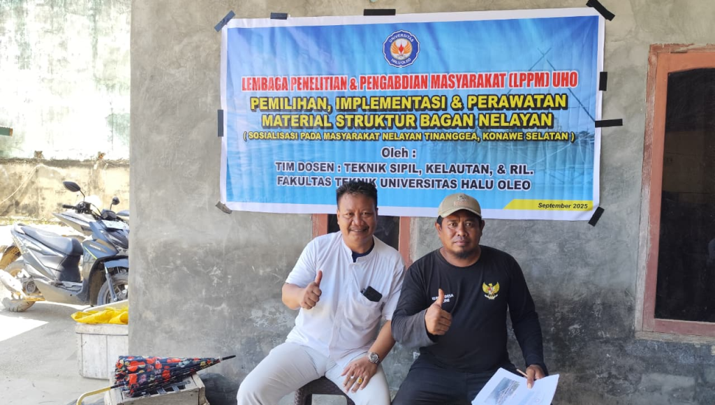 Dr. Agustan bersama Kepala Desa Akuni, Ruslan, dalam kegiatan Pengabdian Masyarakat Prodi Teknik Kelautan UHO di Desa Akuni, Tinanggea.
