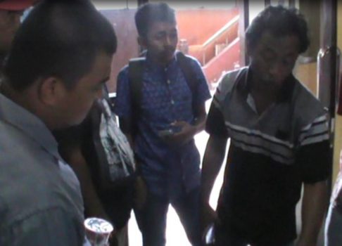 Pedagang kaki lima yang berlokasi di teluk kendari saat menyambangi Kantor Satpol PP Kendari. FOTO : FEBRI