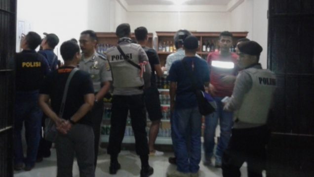 Kepergok Sedang Beli Miras, Warga Tobuha Diamankan Polisi