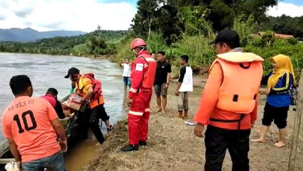 ﻿Salurkan Bantuan Pakai Perahu
