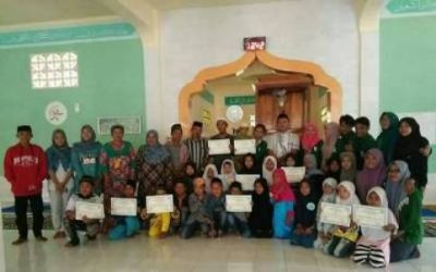 peserta KKN UIN foto bersama dengan peserta lomba anak sholeh. FOTO ; SYAMSUDDIN
