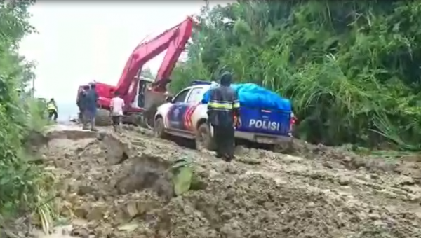 Video, Salurkan Bantuan Mobil Polisi Nyaris Masuk Jurang﻿