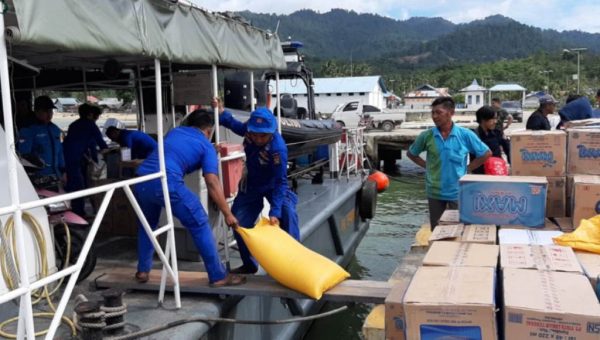 ﻿Polair Polda Sultra Salurkan Bantuan Korban Banjir ke Konut