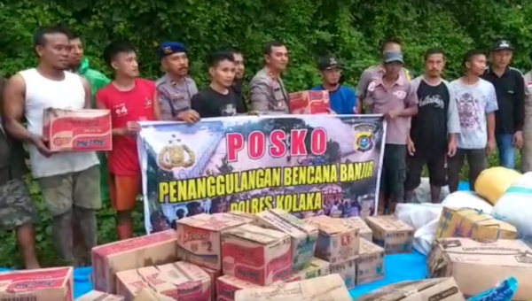 Video, Polisi Salurkan Bantuan di Desa Terisolir Akibat Banjir