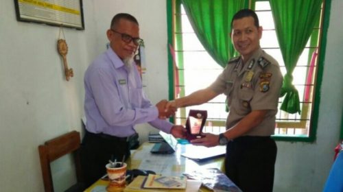 Sukses Tangkal Paham Radilkalisme Ketua DPD Wahdah Islamiyah Terima Penghargaan