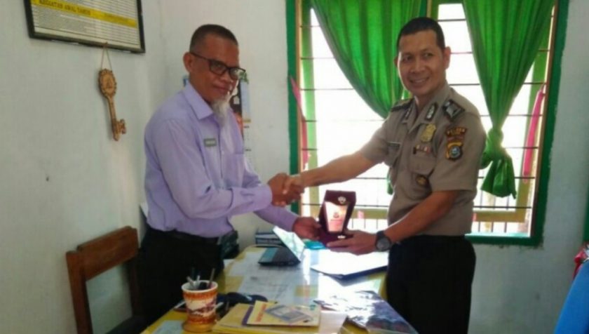 Sukses Tangkal Paham Radilkalisme Ketua DPD Wahdah Islamiyah Terima Penghargaan
