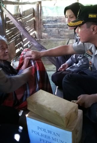 Polwan Part 1 Peduli Nenek 150 Tahun di Muna