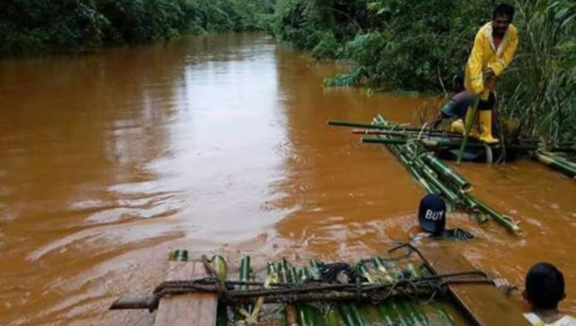 Poros Kendari – Landawe Putus, Warga Gunakan Rakit