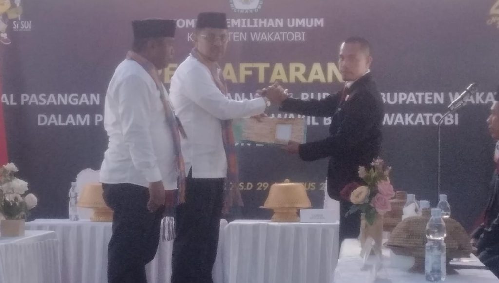 Bakal pasangan calon Bupati dan Wakil Bupati Hamiruddin-Muhammad Ali serahkan berkas ke Ketua KPU Wakatobi La Deni, Kamis (29/8/2024).