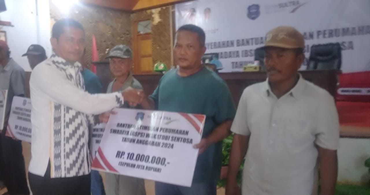Kadis Perumahan dan Kawasan Pemukiman Luki Husuma saat menyerahkan bantuan pada warga penerima.