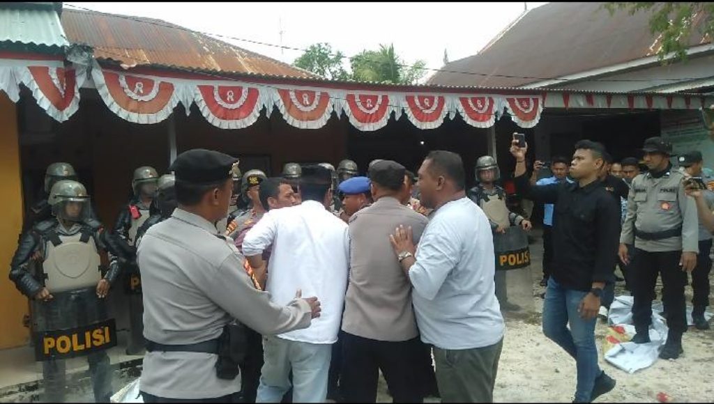 Tuntut Dugaan Pelanggaran Netralitas Sekda Wakatobi, Pengunjuk Rasa Nyaris Bakar Kantor Bawaslu