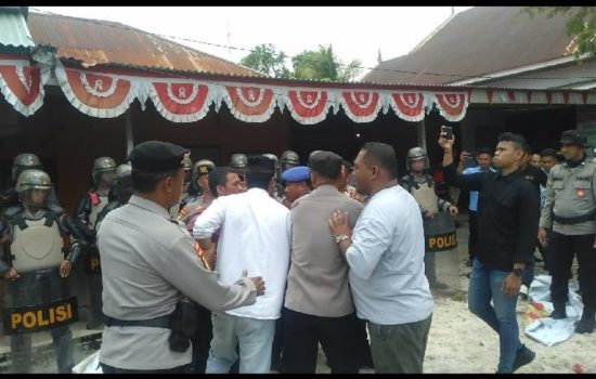 Tuntut Dugaan Pelanggaran Netralitas Sekda Wakatobi, Pengunjuk Rasa Nyaris Bakar Kantor Bawaslu