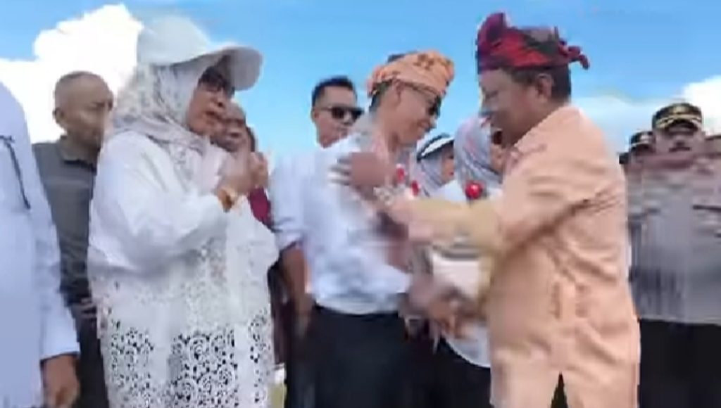 Haliana-Safia Wualo Rela Jalan Kaki Hingga Basahan Demi Sapa Warga