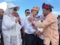 Sekda Wakatobi, Nadar tampak berjabat tangan sambil memeluk Bupati Haliana dalam acara penyambutan di Pelabuhan Pangulubelo, Wangi-Wangi Selatan, Kamis (6/3/2025).