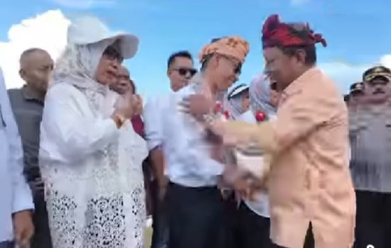 Haliana-Safia Wualo Rela Jalan Kaki Hingga Basahan Demi Sapa Warga