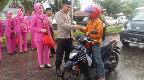 Peringati Hari Bhayangkara Ke-72 Polres Konawe Bagi-bagi Takjil