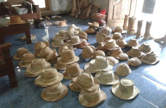Hasil Kerajinan ukir ukiran dari limba kayu menjadi topi koboy dan sepetu bot nan menawan yang di buat oleh pengukir jepara Roni Rohani. FOTO : DSW